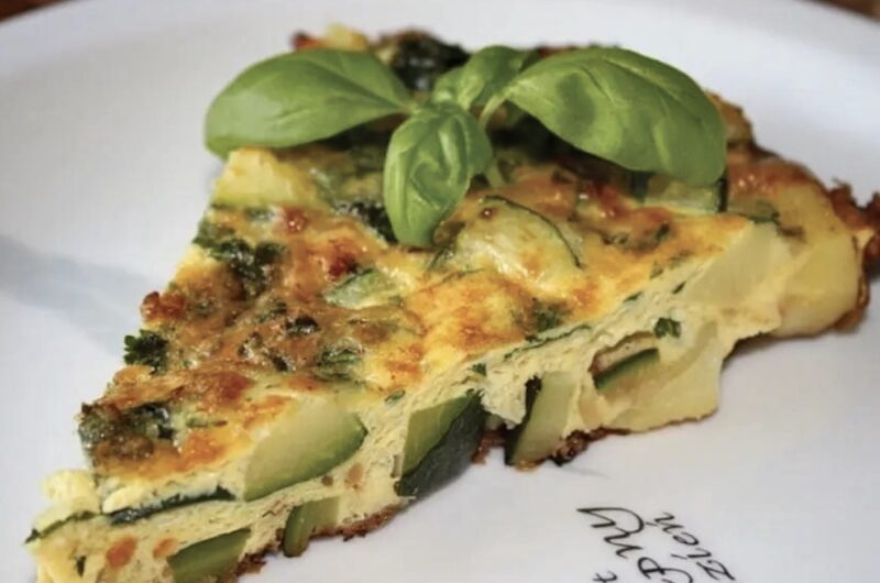 Frittata z cukinią i ziemniakami czyli omlet w stylu włoskim smażony, a następnie krótko zapiekany.