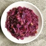 Modra kapusta, czyli siekana czerwona kapusta duszona z przesmażonym na cebuli wędzonym boczkiem, doprawiona octem i cukrem.