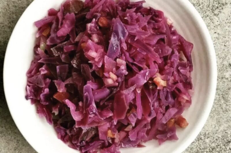 Modra kapusta, czyli siekana czerwona kapusta duszona z przesmażonym na cebuli wędzonym boczkiem, doprawiona octem i cukrem.