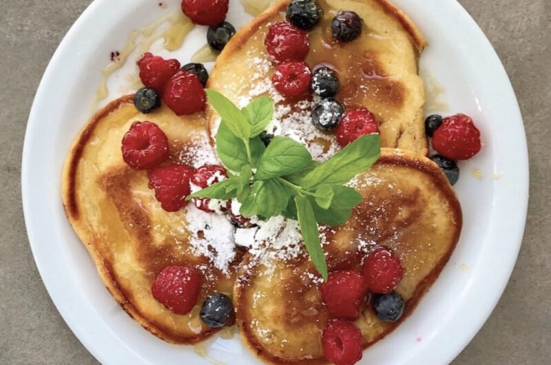 Pancakes z owocami leśnymi to doskonałe połączenie puszystych naleśników z mąki, mleka, żółtek i piany z białek jajek i owoców leśnych. Całość dopełnia słodki syrop klonowy. I jak tu nie kochać takiego jedzenia?