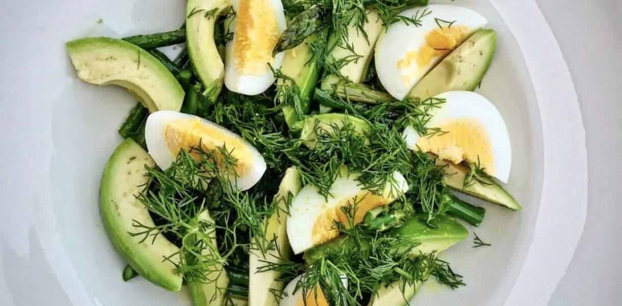 Sałatka ze szparagami jajkiem i awokado