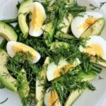 Sałatka ze szparagami jajkiem i awokado