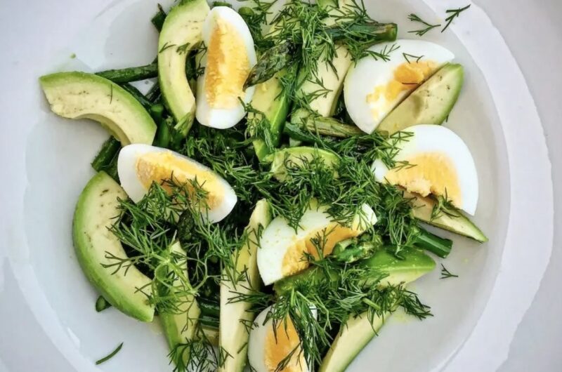 Sałatka ze szparagami jajkiem i awokado