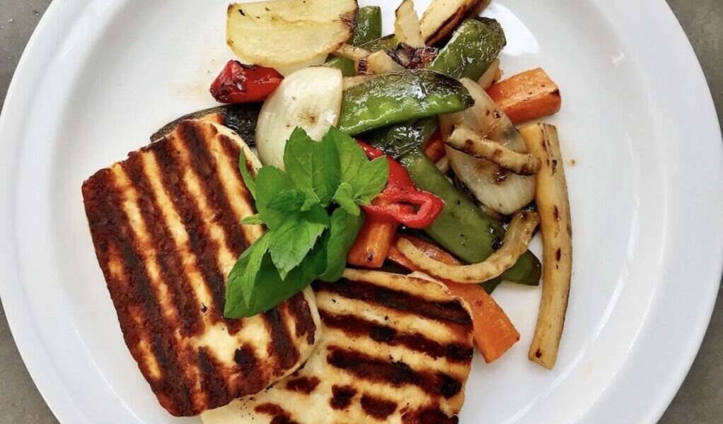 Ser halloumi z warzywami, czyli smażone plastry sera halloumi podawane z grubo krojonymi warzywami smażonymi na półtwardo doprawionymi octem balsamicznym.