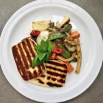 Ser halloumi z warzywami, czyli smażone plastry sera halloumi podawane z grubo krojonymi warzywami smażonymi na półtwardo doprawionymi octem balsamicznym.