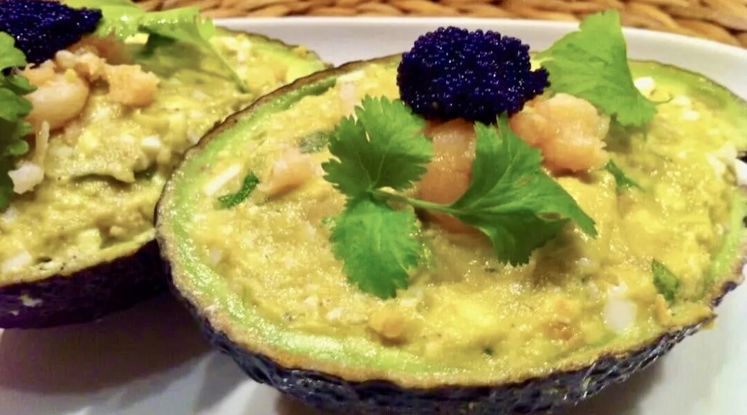 Połówki awokado wypełnione farszem z jego miąższu połączonym z krewetkami i gotowanym jajkiem. Jest to fantastyczny pomysł na szybką, zdrową i pyszną przekąskę