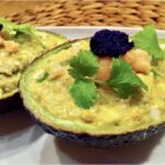 Połówki awokado wypełnione farszem z jego miąższu połączonym z krewetkami i gotowanym jajkiem. Jest to fantastyczny pomysł na szybką, zdrową i pyszną przekąskę