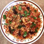 Drobno krojony bakłażan duszony razem z cebulą, pomidorami i świeżymi ziołami z dodatkiem makaronu kritharaki.