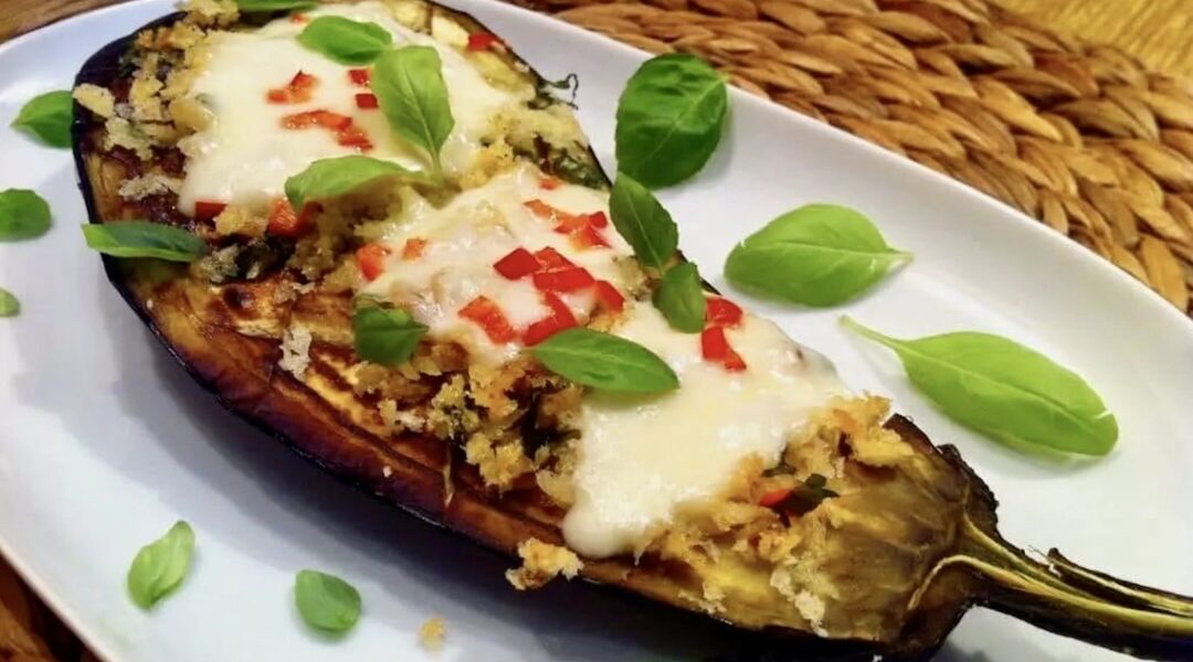 Bakłażan pieczony z mozzarellą to przekrojony wzdłuż na połowę bakłażan, pieczony do miękkości, a następnie obłożony oliwą z dodatkiem okruchów chleba i czosnkiem, a także z plastrami mozzarelli i chilli. Do konsumpcji nadaje się po ponownym krótkim zapieczeniu.