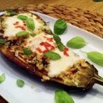 Bakłażan pieczony z mozzarellą to przekrojony wzdłuż na połowę bakłażan, pieczony do miękkości, a następnie obłożony oliwą z dodatkiem okruchów chleba i czosnkiem, a także z plastrami mozzarelli i chilli. Do konsumpcji nadaje się po ponownym krótkim zapieczeniu.