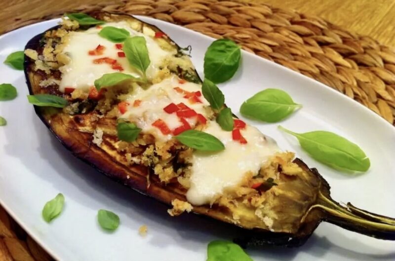 Bakłażan pieczony z mozzarellą to przekrojony wzdłuż na połowę bakłażan, pieczony do miękkości, a następnie obłożony oliwą z dodatkiem okruchów chleba i czosnkiem, a także z plastrami mozzarelli i chilli. Do konsumpcji nadaje się po ponownym krótkim zapieczeniu.