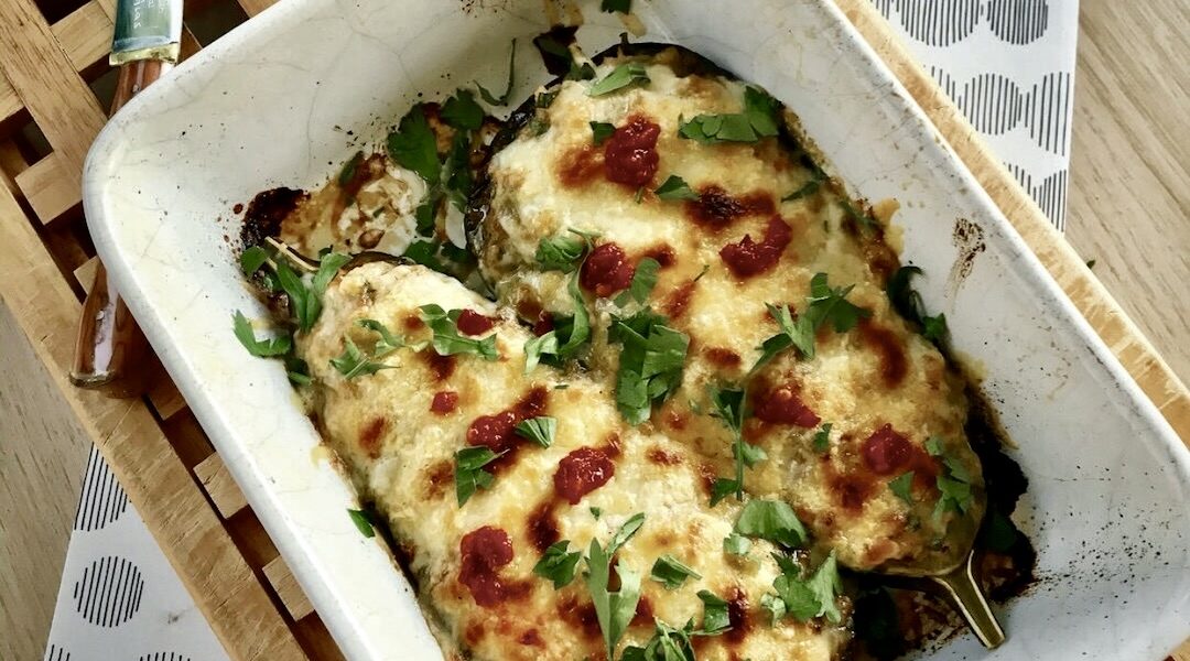 Bakłażan z piekarnika to w mojej wersji bakłażan przekrojony wzdłuż na połowę, pieczony, następnie wypełniony tuńczykiem z puszki i posypany startym serem, na koniec ponownie zapieczony.