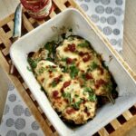 Bakłażan z piekarnika to w mojej wersji bakłażan przekrojony wzdłuż na połowę, pieczony, następnie wypełniony tuńczykiem z puszki i posypany startym serem, na koniec ponownie zapieczony.