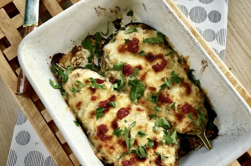 Bakłażan z piekarnika to w mojej wersji bakłażan przekrojony wzdłuż na połowę, pieczony, następnie wypełniony tuńczykiem z puszki i posypany startym serem, na koniec ponownie zapieczony.