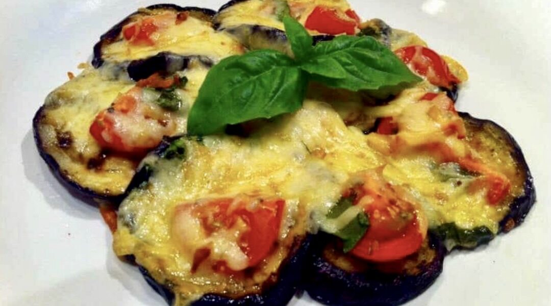 Bakłażan zapiekany z oscypkiem to świetne połączenie bakłażana, słodkich pomidorów, a także słonego oscypka. Smażone plastry bakłażana należy obłożyć pomidorkami koktajlowymi i listkami bazylii, a następnie posypać startym oscypkiem i zapiekać.