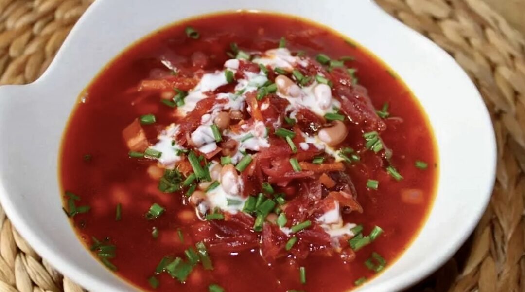 Barszcze czerwony błyskawiczny to szybka zupa ze startych gotowanych buraków z dodatkiem fenkuła, marchewki i białej fasolki zabielona kwaśną śmietaną.