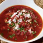 Barszcze czerwony błyskawiczny to szybka zupa ze startych gotowanych buraków z dodatkiem fenkuła, marchewki i białej fasolki zabielona kwaśną śmietaną.