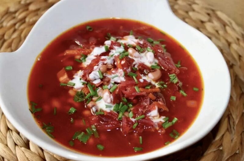 Barszcze czerwony błyskawiczny to szybka zupa ze startych gotowanych buraków z dodatkiem fenkuła, marchewki i białej fasolki zabielona kwaśną śmietaną.