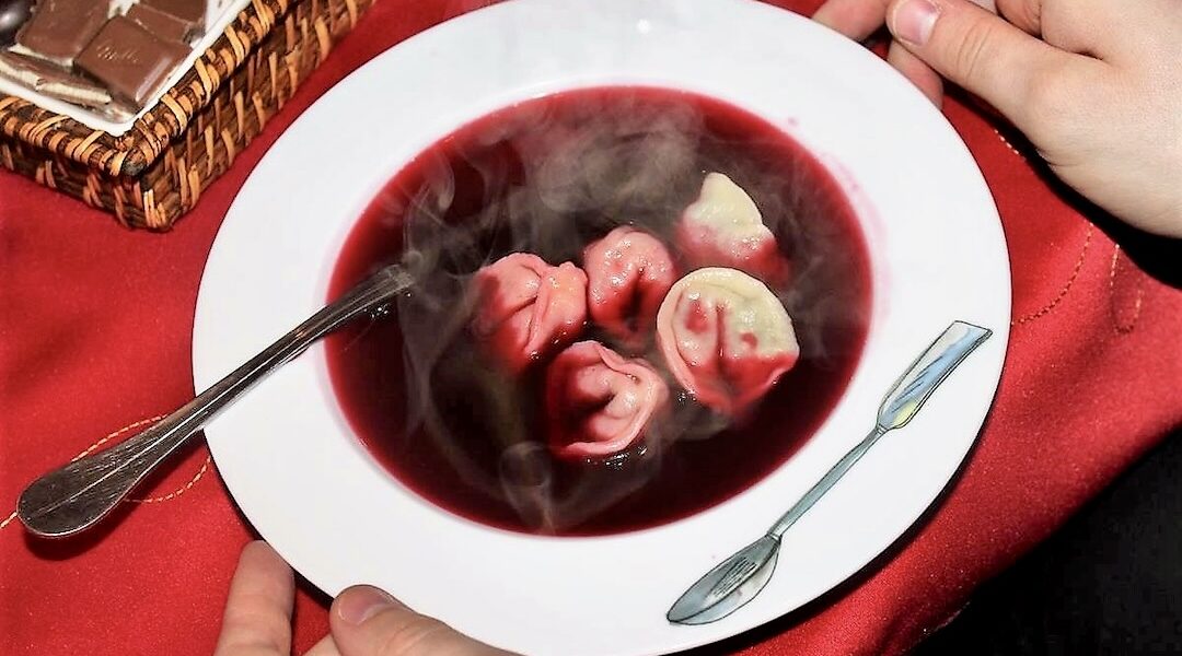 Barszcz czerwony na zakwasie, czyli zupa z gotowanych buraków i domowego zakwasu buraczanego z dodatkiem dużej ilości czosnku i przypraw.