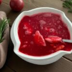 Barszcz czerwony zabielany, czyli zupa przygotowana na bazie gotowanych buraków czerwonych z dodatkiem warzyw korzeniowych oraz dużej ilości czosnku, na koniec zabielona kwaśną śmietaną.