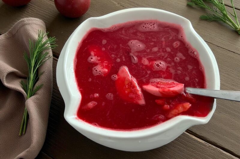 Barszcz czerwony zabielany, czyli zupa przygotowana na bazie gotowanych buraków czerwonych z dodatkiem warzyw korzeniowych oraz dużej ilości czosnku, na koniec zabielona kwaśną śmietaną.