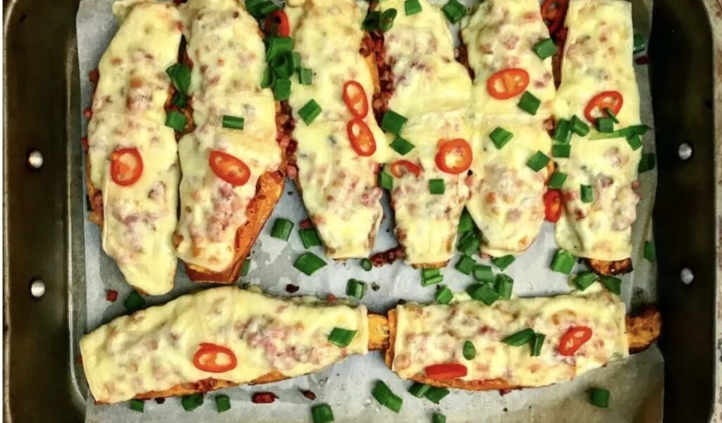 Bataty zapiekane z serem to prawdziwy przysmak. Bataty należy przekroić wzdłuż na połowę, upiec, a następnie obłożyć plasterkami specku, sera raclette i posypać płatkami suszonego chilli. Po krótkim zapieczeniu można zajadać się ze smakiem.