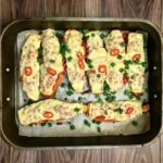 Bataty zapiekane z serem to prawdziwy przysmak. Bataty należy przekroić wzdłuż na połowę, upiec, a następnie obłożyć plasterkami specku, sera raclette i posypać płatkami suszonego chilli. Po krótkim zapieczeniu można zajadać się ze smakiem.