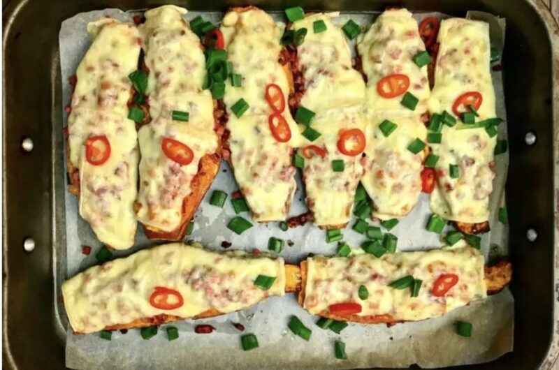 Bataty zapiekane z serem to prawdziwy przysmak. Bataty należy przekroić wzdłuż na połowę, upiec, a następnie obłożyć plasterkami specku, sera raclette i posypać płatkami suszonego chilli. Po krótkim zapieczeniu można zajadać się ze smakiem.