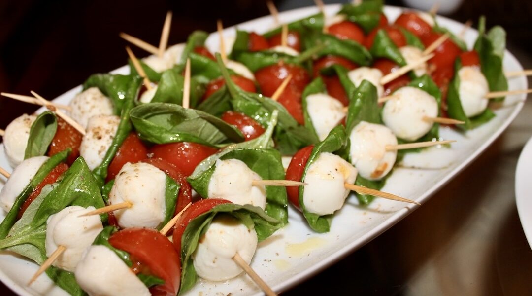 Caprese w poniższym przepisie to moja wersji słynnej włoskiej sałatki z urokliwej wyspy Capri. Przygotowana jest z pomidorków koktajlowych, mozzarelli w kulkach i świeżych liści bazylii nadzianych na wykałaczki. Idealna wersja na domowe party.