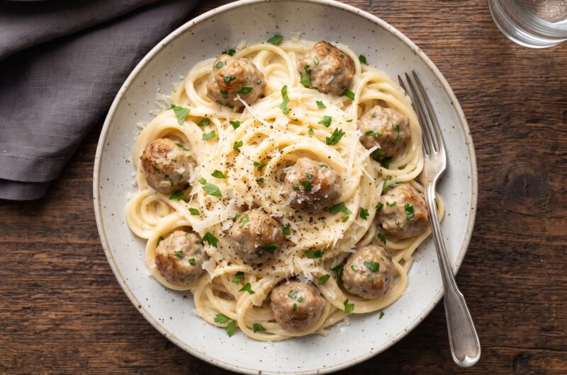 Spaghetti carbonara z klopsikami z surowych kiełbasek wieprzowej z sosem z jajek, parmezanu i słodkiej śmietanki.