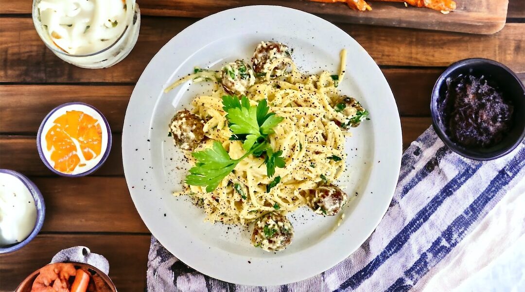 Spaghetti carbonara z klopsikami z surowych kiełbasek wieprzowej z sosem z jajek, parmezanu i słodkiej śmietanki.