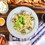 Spaghetti carbonara z klopsikami z surowych kiełbasek wieprzowej z sosem z jajek, parmezanu i słodkiej śmietanki.