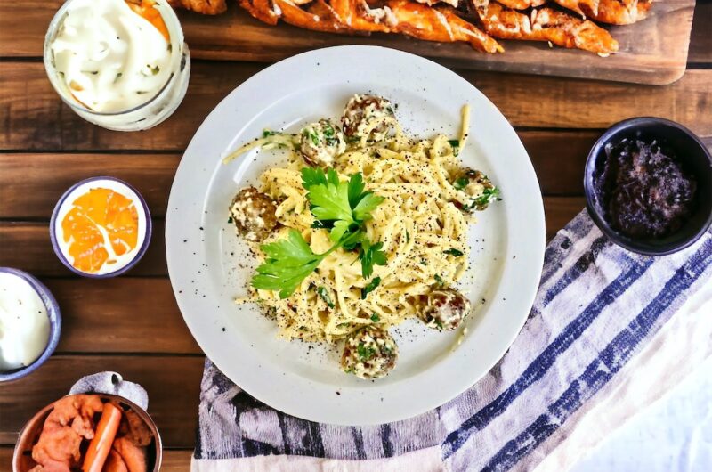 Spaghetti carbonara z klopsikami z surowych kiełbasek wieprzowej z sosem z jajek, parmezanu i słodkiej śmietanki.