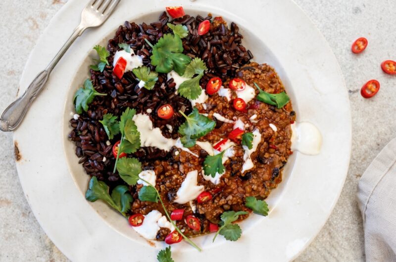 Chilli con carne, czyli mięso mielone duszone i przygotowane na ostro. Przyrządzamy je z mielonej wołowiny, którą dusimy razem z aromatycznymi przyprawami, pomidorami i fasolą.