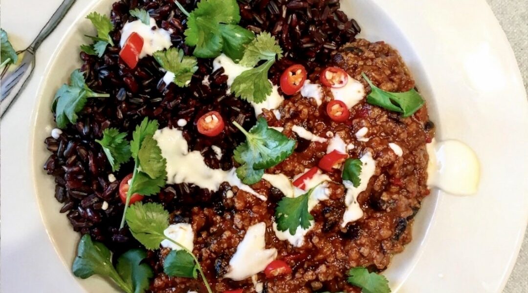 Chilli con carne, czyli mięso mielone duszone i przygotowane na ostro. Przyrządzamy je z mielonej wołowiny, którą dusimy razem z aromatycznymi przyprawami, pomidorami i fasolą.