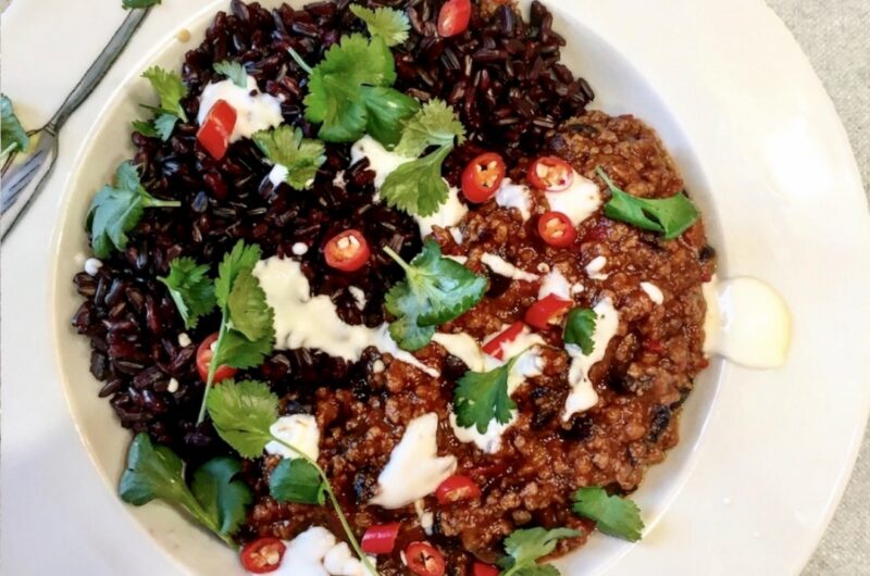 Chilli con carne, czyli mięso mielone duszone i przygotowane na ostro. Przyrządzamy je z mielonej wołowiny, którą dusimy razem z aromatycznymi przyprawami, pomidorami i fasolą.