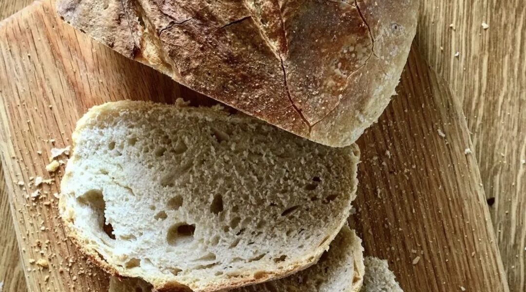 Tradycyjny chleb z Toskanii bez dodatku soli wyrastający kilka dni.