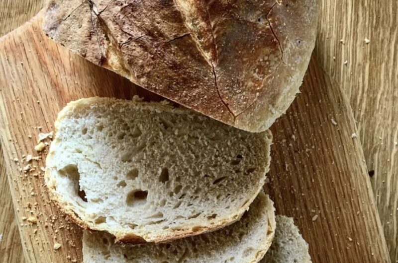 Tradycyjny chleb z Toskanii bez dodatku soli wyrastający kilka dni.