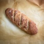 Chleb razowy z kasztanami smakuje naprawdę wyjątkowo. Przyrządzam go z mąki pełnoziarnistej i pszennej z dodatkiem siekanych kasztanów jadalnych i miodu.