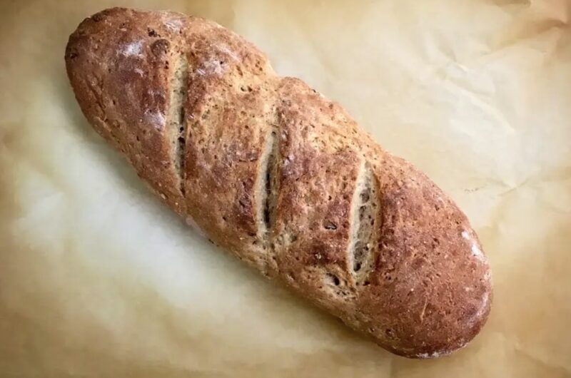 Chleb razowy z kasztanami smakuje naprawdę wyjątkowo. Przyrządzam go z mąki pełnoziarnistej i pszennej z dodatkiem siekanych kasztanów jadalnych i miodu.