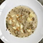 Chrzanówka na białej kiełbasie to zupa podobna do żurku przyrządzanego na białej kiełbasie i zakwasie, jednakże różni się od żurku dodatkiem sporej ilości tartego chrzanu.