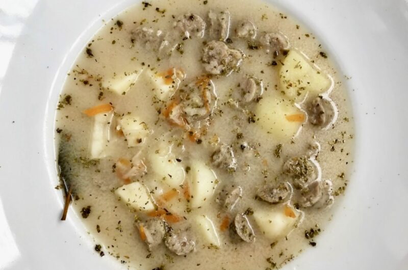 Chrzanówka na białej kiełbasie to zupa podobna do żurku przyrządzanego na białej kiełbasie i zakwasie, jednakże różni się od żurku dodatkiem sporej ilości tartego chrzanu.