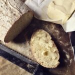 Ciabatta to lekkie włoskie pieczywo przygotowane na zakwasie drożdżowym pieczone w wysokiej temperaturze z dodatkiem kostek lodu, aby skórka była chrupiąca a środek puszysty.