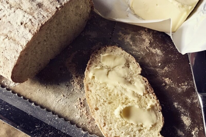 Ciabatta to lekkie włoskie pieczywo przygotowane na zakwasie drożdżowym pieczone w wysokiej temperaturze z dodatkiem kostek lodu, aby skórka była chrupiąca a środek puszysty.