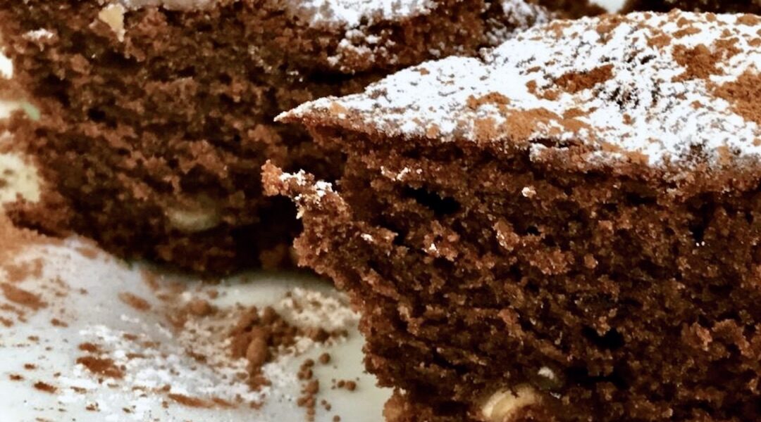 Szybkie i łatwe ciasto czekoladowe na bazie jajek ucieranych z cukrem z dodatkiem stopionej czekolady z masłem.