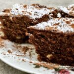 Szybkie i łatwe ciasto czekoladowe na bazie jajek ucieranych z cukrem z dodatkiem stopionej czekolady z masłem.