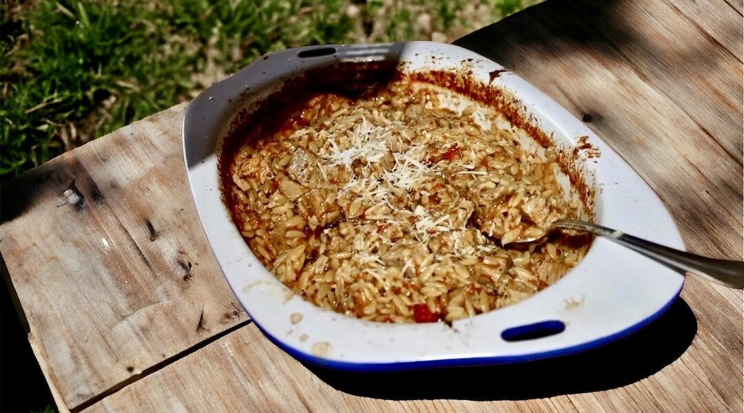 Cielęcina zapiekana, czyli kawałki cielęciny wstępnie obgotowane, a następnie gotowane razem z makaronem i pomidorami w bulionie.