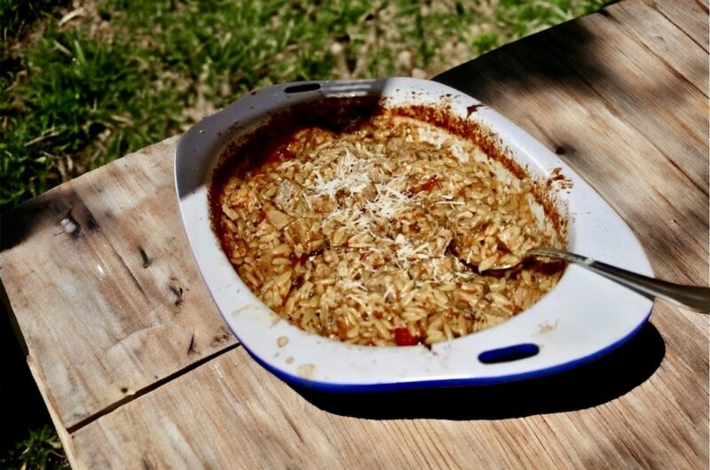Cielęcina zapiekana, czyli kawałki cielęciny wstępnie obgotowane, a następnie gotowane razem z makaronem i pomidorami w bulionie.