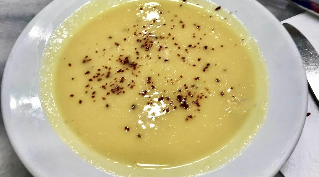 Corba czyli zupa z soczewicy to sycąca zupa przygotowana z warzyw i soczewicy doprawiona aromatycznymi przyprawami, a na koniec zmiksowana na gładko.