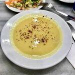 Corba czyli zupa z soczewicy to sycąca zupa przygotowana z warzyw i soczewicy doprawiona aromatycznymi przyprawami, a na koniec zmiksowana na gładko.